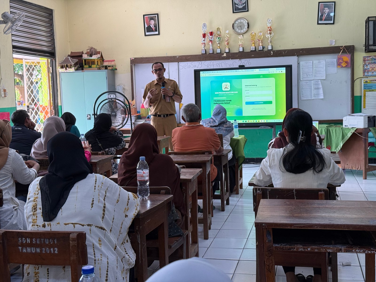 Sosialisasi aplikasi pelaksanaan 7 Kebiasaan Anak Indonesia Hebat (7KAIH) oleh kepala sekolah SDN Pinang Ranti 09 Pagi.